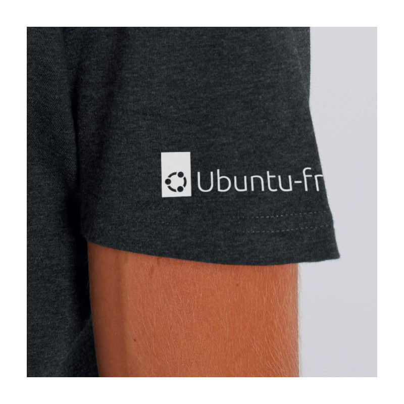 Zoom sur la manche avec le logo Ubuntu-fr.